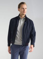 PAKO LORENTE – Granatowa krótka kurtka męska P24SF-5X-001-G-0 - Pako Lorente. Niebieskie kurtki Pako Lorente, na wiosnę, m, bez wzorów, bez kaptura. Za 249.99 zł.