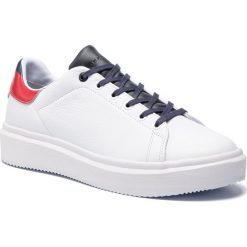 Sneakersy TOMMY HILFIGER - Luxury Corporate Sneaker FM0FM02182 White/Midnight 902. Białe buty sportowe casual marki Tommy Hilfiger, ze skóry ekologicznej. Za 579.00 zł.