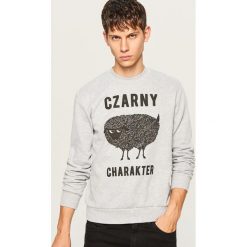 Sportowa bluza z nadrukiem - Jasny szar. Szare bluzy bez kaptura marki Reserved, z nadrukiem. W wyprzedaży za 49.99 zł.