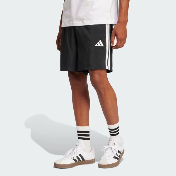 Szorty Essentials 3-Stripes Chelsea. Białe szorty Adidas, s, bez wzorów, z materiału, sportowe. W wyprzedaży za 71.40 zł.