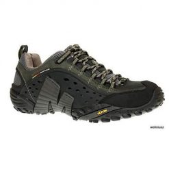 Buty trekkingowe męskie Merrell Intercept. Czarne buty trekkingowe Merrell, bez wzorów, ze skóry, bez zapięcia. W wyprzedaży za 635.85 zł.