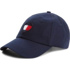 Czapka z daszkiem TOMMY JEANS - Tjw Flag Heart Cap AW0AW05636 413. Czapki z daszkiem marki GARMIN. W wyprzedaży za 139.00 zł.
