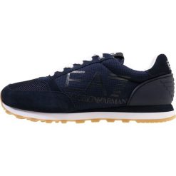 EA7 Emporio Armani HERITAGE RUNNING Sneakersy niskie blu navy. Buty do biegania marki EA7 Emporio Armani, z materiału. W wyprzedaży za 447.85 zł.