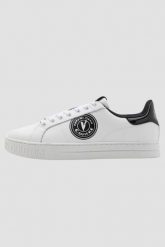 VERSACE JEANS COUTURE Białe sneakersy męskie Fondo Court 88 DIS. SK1. Białe buty sportowe casual Versace Jeans Couture, bez wzorów, z jeansu, bez zapięcia. W wyprzedaży za 588.99 zł.
