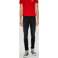 Wrangler - Jeansy Larston. Jeansy marki Wrangler. W wyprzedaży za 259.90 zł.