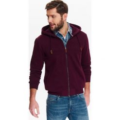 BLUZA MĘSKA ROZPINANA Z KAPTUREM Z HAFTOWANĄ APLIKACJĄ. Bluzy marki TOP SECRET. W wyprzedaży za 49.99 zł.