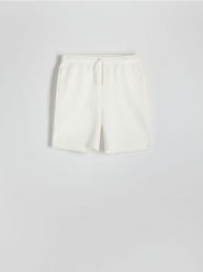 Dresowe szorty regular fit - złamana biel. Krótkie spodenki sportowe Reserved, l, bez wzorów, z bawełny. Za 89.99 zł.