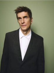 Lniana marynarka slim fit - ciemnobrązowy. Brązowe garnitury Reserved, bez wzorów, z tkaniny. Za 399.99 zł.