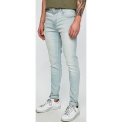 Guess Jeans - Jeansy Charlie. Jeansy marki Guess Jeans. W wyprzedaży za 319.90 zł.