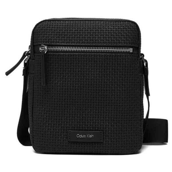 Saszetka Calvin Klein. Czarne saszetki i nerki CALVIN KLEIN, bez wzorów, małe, bez dodatków. Za 329.99 zł.