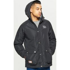 Casualowa kurtka z kapturem - Czarny. Kurtki marki Under Armour. W wyprzedaży za 149.99 zł.