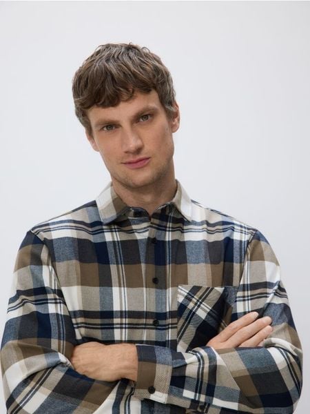 Koszula regular fit w kratę - beżowy. Brązowe koszule Reserved, l, bez wzorów, z tkaniny, bez kołnierzyka, bez ramiączek. Za 129.99 zł.