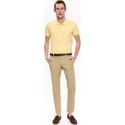 SPODNIE CHINO Z PASKIEM DOPASOWANE. Eleganckie spodnie marki TOP SECRET. W wyprzedaży za 89.99 zł.