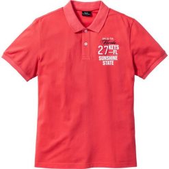 Shirt polo Regular Fit bonprix koralowy. Czerwone koszulki polo marki bonprix, z aplikacjami, polo. Za 24.99 zł.