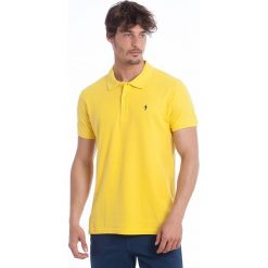 Koszulka polo w kolorze żółtym. Żółte koszulki polo sportowe marki Polo Club Man, bez wzorów, z bawełny, bez kołnierzyka, bez ramiączek. W wyprzedaży za 171.95 zł.