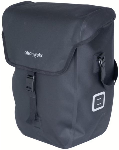 Torba rowerowa na bagażnik „Commuter Side WP”. Czarne torby na laptopa ATRAN VELO. Za 731.35 zł.