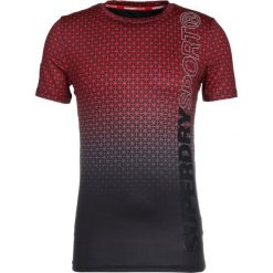 Superdry ATHLETIC Tshirt z nadrukiem red geo star fade. T-shirty marki Superdry. Za 189.00 zł.
