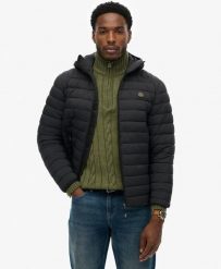 Superdry Kurtka Hooded Fuji Lite lekka z recyklingowanego nylonu. Czarne kurtki Superdry, m, bez wzorów, z materiału. Za 380.00 zł.