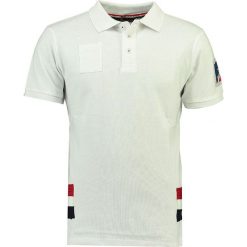 Koszulka polo "Kastar" w kolorze białym. Białe koszulki polo sportowe marki Stone Goose, z aplikacjami, z bawełny, bez kołnierzyka, bez ramiączek. W wyprzedaży za 98.95 zł.