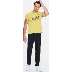 T-SHIRT MĘSKI Z NAPISEM. Bluzki z długim rękawem marki TOP SECRET. W wyprzedaży za 19.99 zł.