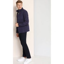 SPODNIE DŁUGIE MĘSKIE KLASYCZNE, KRÓJ 5-POCKET. Spodnie materiałowe marki TOP SECRET. W wyprzedaży za 49.99 zł.