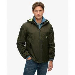 Windbreaker Superdry. Zielone kurtki softshell Superdry, bez wzorów, z softshellu, bez kaptura. W wyprzedaży za 339.70 zł.