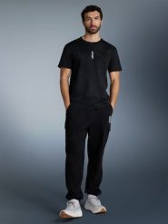 4F T-shirt regular z nadrukiem męski - czarny L. Czarne t-shirty 4F, l, bez wzorów, bez kołnierzyka, bez ramiączek. Za 79.99 zł.