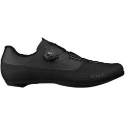 Buty rowerowe szosowe „Tempo Overcurve R4”, czarne. Czarne buty turystyczne FIZIK, bez wzorów, z nylonu, bez zapięcia, rowerowe. W wyprzedaży za 748.25 zł.