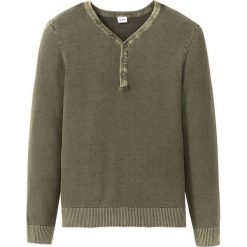 Sweter z efektem wytarcia Regular Fit bonprix ciemnooliwkowy. Swetry nierozpinane marki bonprix. Za 109.99 zł.