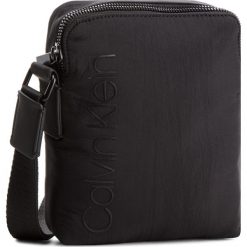 Saszetka CALVIN KLEIN - Strapped Mini Report K50K503777 001. Saszetki i nerki marki CALVIN KLEIN. W wyprzedaży za 229.00 zł.