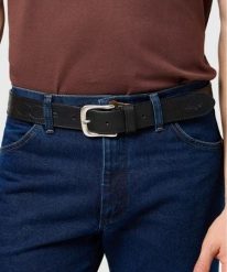 MESKI PASEK WRANGLER WESTERN STITCH BELT BLACK 112372622. Czarne paski Wrangler, bez wzorów. Za 99.99 zł.