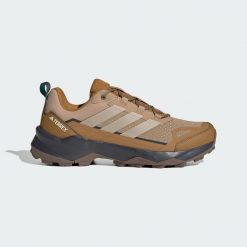 Buty na piesze wycieczki Terrex Skychaser Ax5. Brązowe buty turystyczne Adidas, bez wzorów, z tkaniny, bez zapięcia, trekkingowe. Za 439.55 zł.