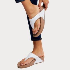 Sandały FitFlop Lulu białe. Białe sandały FLIP FLOP, ze skóry, bez zapięcia. Za 444.00 zł.