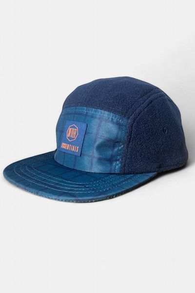 Czapka unisex dla dorosłych z polaru z 5 panelami - morska. Niebieskie czapki z daszkiem AFTER ESSENTIALS, na zimę, bez wzorów, z materiału. Za 66.00 zł.