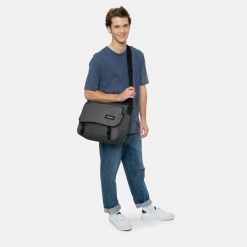 Torba na ramię Eastpak Delegate +. Czarne torby na ramię Eastpak, bez wzorów, z denimu, na ramię, duże, bez dodatków. Za 257.05 zł.
