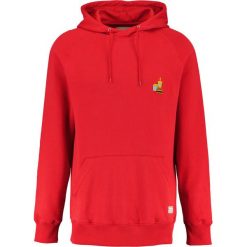 RVLT POPPING HOODIE Bluza z kapturem red. Bluzy z kapturem marki RVLT, l, z bawełny, z kapturem. W wyprzedaży za 199.20 zł.
