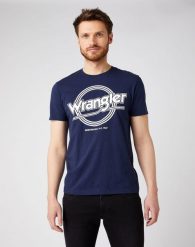 WRANGLER SS ROUND LOGO TEE MĘSKI T-SHIRT NAVY W7MPD3114 112141594. Niebieskie t-shirty Wrangler, m, bez wzorów, bez kołnierzyka, bez ramiączek. Za 69.99 zł.