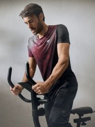 4F Koszulka treningowa regular szybkoschnąca męska - burgundowy M. Czerwone t-shirty 4F, bez wzorów, ze skóry, bez ramiączek, na fitness i siłownię. Za 139.99 zł.