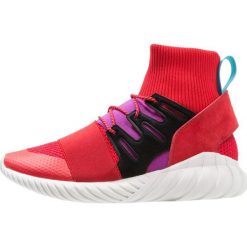 Adidas Originals TUBULAR DOOM WINTER Sneakersy wysokie scarlet/shock purple. Buty sportowe casual marki adidas Originals. W wyprzedaży za 411.95 zł.