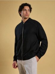 Kurtka bomberka z wiskozy - czarny. Czarne kurtki Sinsay, l, bez wzorów, z wiskozy, bez kaptura. Za 99.99 zł.