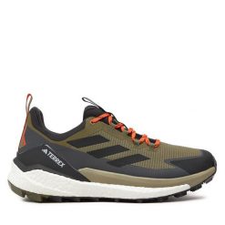 Trekkingi adidas. Zielone buty trekkingowe Adidas, bez wzorów, z gore-texu, bez zapięcia. Za 549.99 zł.