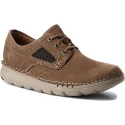Półbuty CLARKS - Unnature Plain 261320307 Olive Nubuck. Eleganckie półbuty marki Clarks. W wyprzedaży za 279.00 zł.