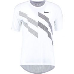 Nike Performance BREATHE SEASONAL Tshirt z nadrukiem white. T-shirty sportowe marki Nike Performance. W wyprzedaży za 149.25 zł.