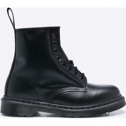 Dr Martens - Buty Mono. Czarne botki sznurowane Dr. Martens, bez wzorów, z materiału, z okrągłym noskiem, bez obcasa, bez zapięcia. Za 699.90 zł.