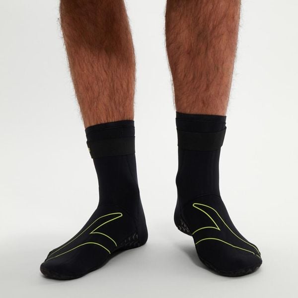 Skarpetki sportowe do pływania skarpety ocieplane Speedo Swim Socks. Czarne skarpetki sportowe Speedo, bez wzorów. Za 179.99 zł.