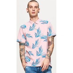 Koszulka polo z nadrukiem all over - Różowy. Koszulki polo sportowe marki Cropp. W wyprzedaży za 39.99 zł.