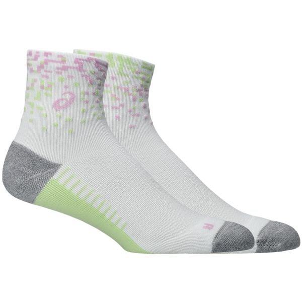 Skarpetki sportowe dla dorosłych Performance Run Quarter Sock. Białe skarpetki sportowe ASICS, bez wzorów, z materiału. Za 79.99 zł.
