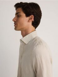 Lniana koszula regular fit - beżowy. Brązowe koszule Reserved, l, bez wzorów, bez kołnierzyka, bez ramiączek. Za 159.99 zł.