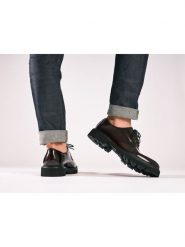 British Passport Skórzane trzewiki w kolorze bordowym rozmiar: 45. Czerwone botki sznurowane British Passport, bez wzorów, bez obcasa, bez zapięcia. Za 478.99 zł.