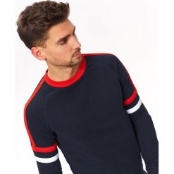 BLUZA NIEROZPINANA Z PIKI. Bluzy marki TOP SECRET. W wyprzedaży za 49.99 zł.